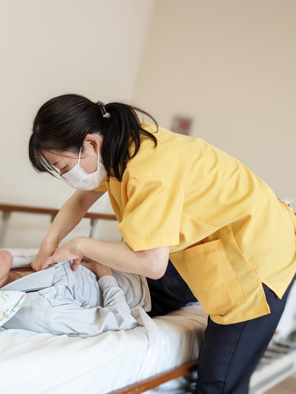 新人ナースの病室仕事風景の写真